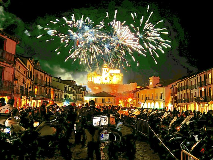 Fotografía de la pasada edición de la Leyenda a su paso por Turégano.