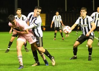 Tellechea ve cómo no puede llegar al balón ante la fuerte defensa de un contrario. / JUAN MARTÍN-G. SEGOVIANA