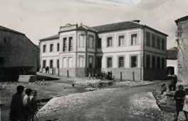 Plaza de Los Caños, la escuela, la fuente y el pozo descubierto.