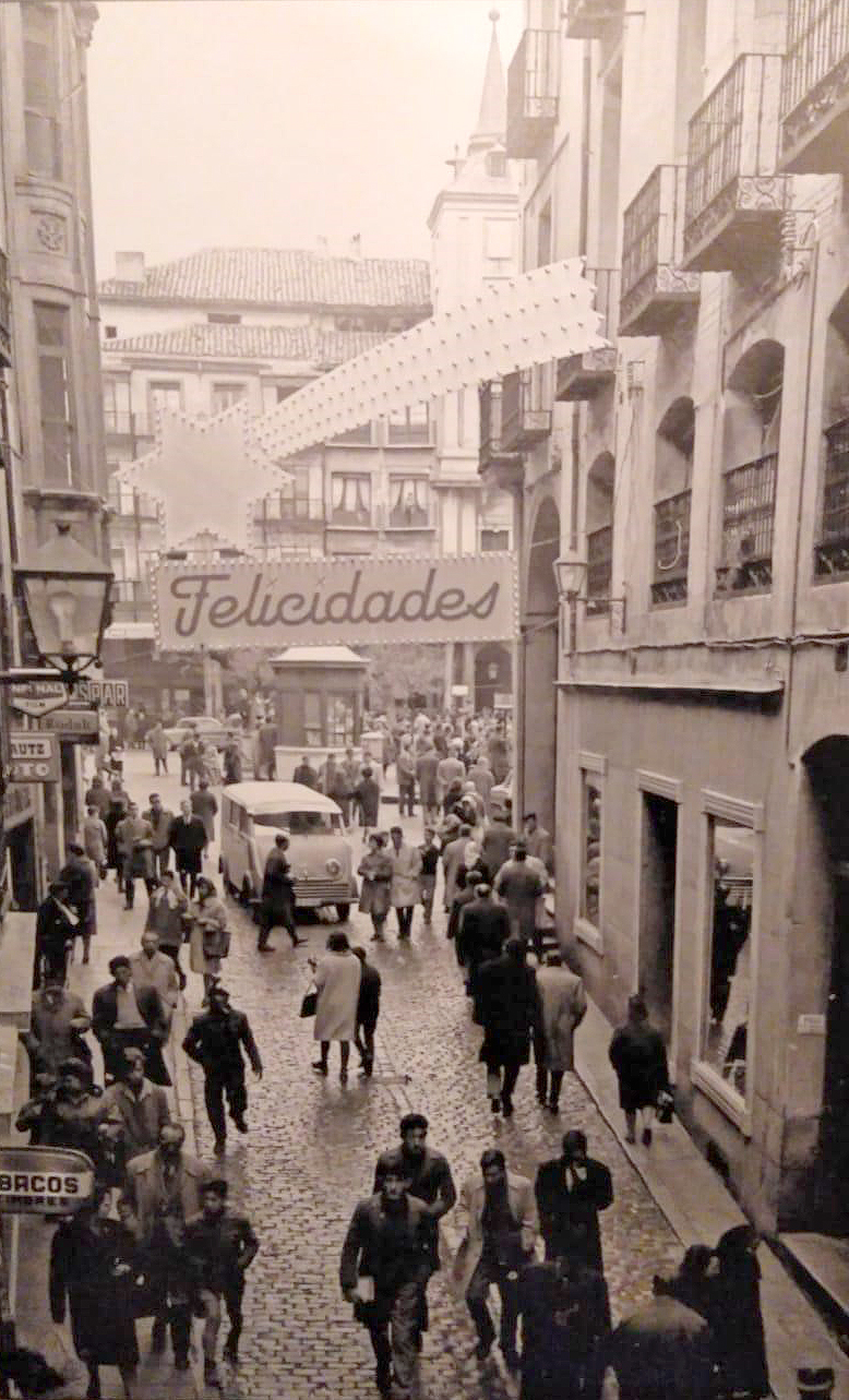 ‘Recortes’ de la vida en la ciudad hace más de cien años 2 Iluminación navideña en la calle Real, junto a la Plaza Mayor, año 1953.