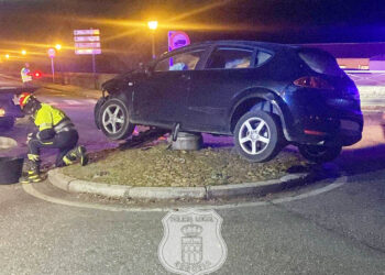Accidente registrado en la rotonda próxima a la IE University, en el paseo de Santo Domingo. / POLICÍA LOCAL DE SEGOVIA