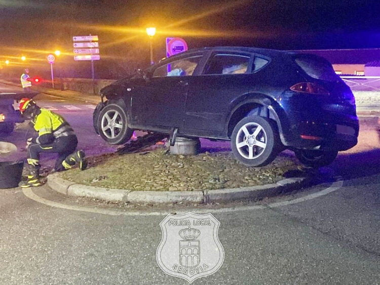 Accidente registrado en la rotonda próxima a la IE University, en el paseo de Santo Domingo. / POLICÍA LOCAL DE SEGOVIA