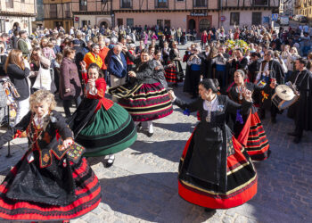 Celebración de Santa Águeda en el barrio de San Lorenzo. / LUIS HORCAJADA