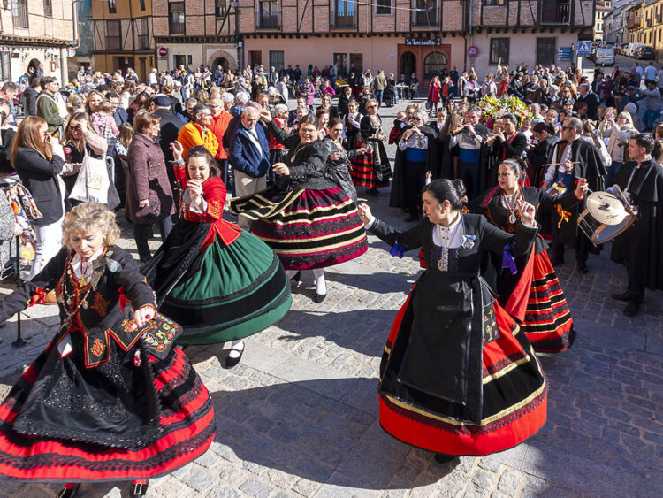 Celebración de Santa Águeda en el barrio de San Lorenzo. / LUIS HORCAJADA