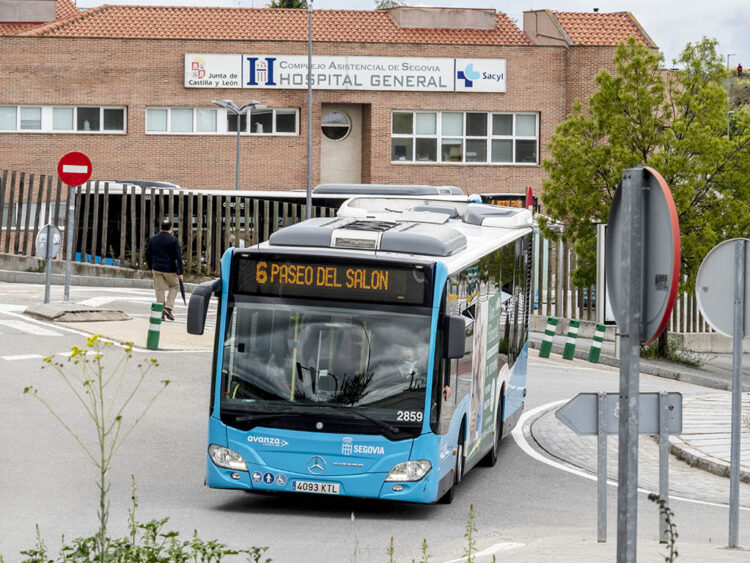 Autobús urbano, en el Hospital General de Segovia. / KAMARERO