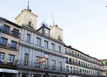 Fachada del Ayuntamiento de Segovia, en la plaza Mayor. / NEREA LLORENTE