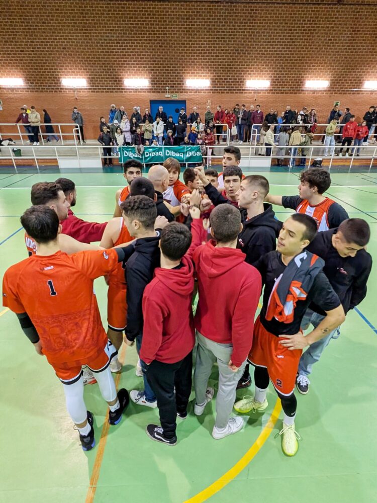 Derrota por la mínima del Dibaq CD Base en Soria 1 La plantilla del Dibaq CD. Base tras un encuentro celebrado en el María Martín./DIBAQ CD.BASE