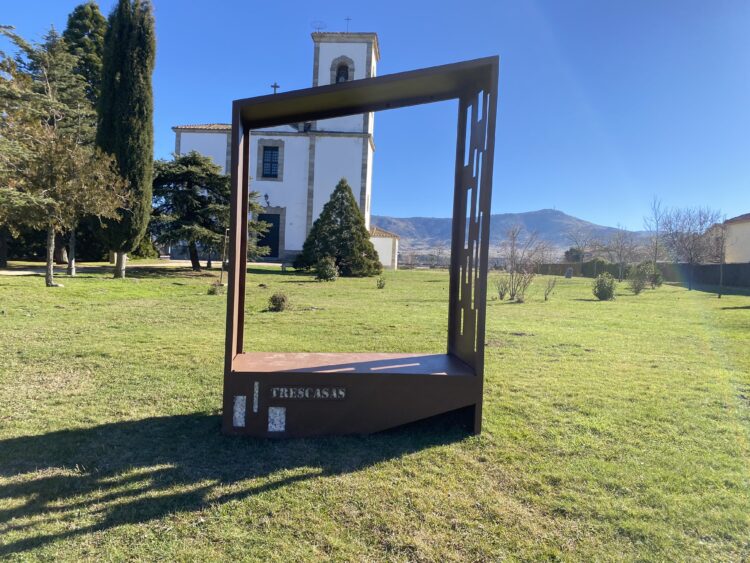 Trescasas estrena un nuevo banco-mirador interactivo 1 Banco instalado en la localidad segoviana de Trescasas / AYTO. DE TRESCASAS