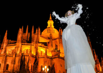 Saltimbanquis y acróbatas acompañaron a la comitiva.