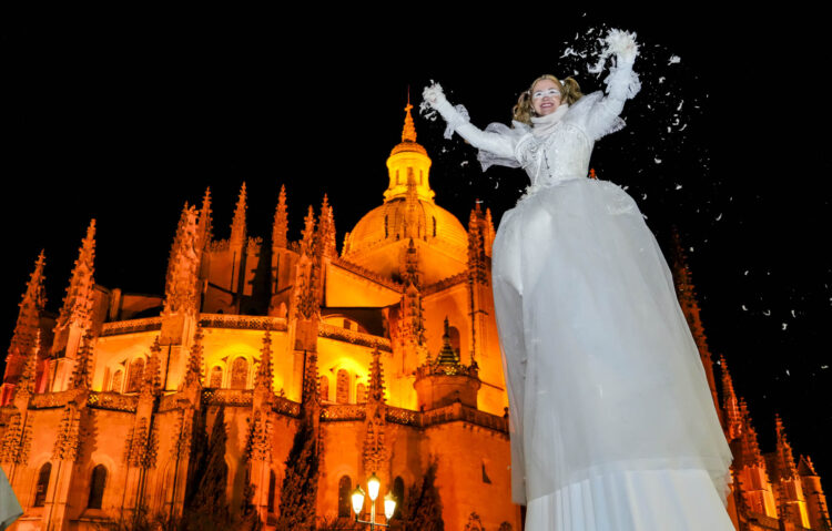 La magia ilumina Segovia para recibir a los Magos de Oriente 1 Saltimbanquis y acróbatas acompañaron a la comitiva.