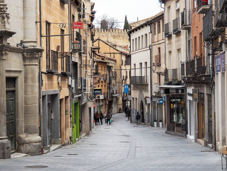 Detenido en Segovia por realizar pintadas en la calle San Francisco 1 Calle San Francisco de Segovia. / HÉCTOR CRIADO