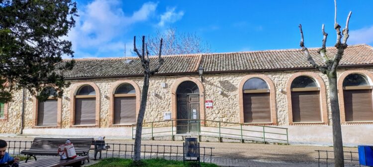 El Ayuntamiento de Cantimpalos instala 32 placas fotovoltaicas en el edificio de la biblioteca 1 Edificio de la biblioteca pública municipal de Cantimpalos / LOURDES MATARRANZ
