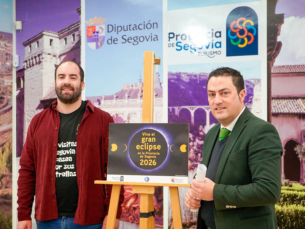 La Diputación fomenta el astroturismo de la provincia en Fitur 2 Carlos González, de Astronomía Cercana, y el diputado del Área de Turismo, Javier Figueredo. / EL ADELANTADO