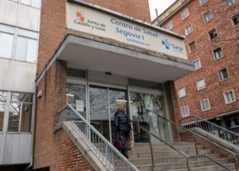 Los centros de salud están entre los lugares donde la población puede ir a vacunarse de la gripe y el Covid.
