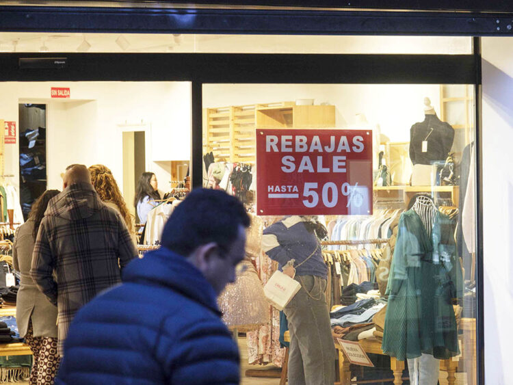 Comercio de Segovia, durante el periodo de rebajas. / KAMARERO