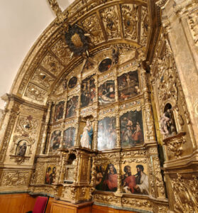 Retablo del altar mayor, con su arco barroco del siglo XVIII.