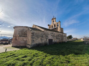 El ábside semicircular de la iglesia de La Natividad presenta características del románico del Duratón de siglo XII.