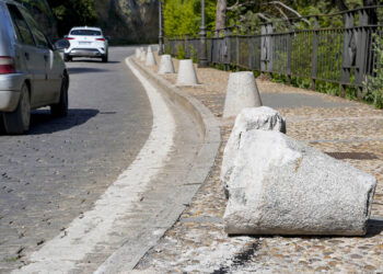 Bolardo derribado en la Cuesta de los Hoyos. / MIGUEL ÁNGEL FERNÁNDEZ