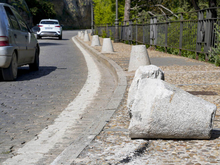Herido un conductor al caer por la ladera de la Cuesta de los Hoyos 1 Bolardo derribado en la Cuesta de los Hoyos. / MIGUEL ÁNGEL FERNÁNDEZ