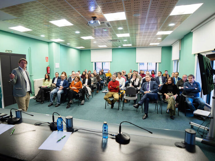 Desayuno empresarial 'Ahorra innovando', organizado por la Fundación Caja Rural de Segovia, la Federación Empresarial Segoviana (FES) y Elzaburu.