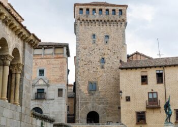 El Torreón de Lozoya ubicado en la plaza de San Martín.