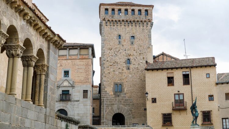 El Torreón de Lozoya ubicado en la plaza de San Martín.