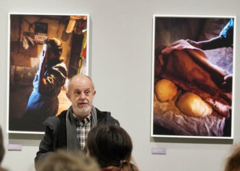 El fotógrafo José Manuel Navia, durante la inauguración de la exposición ‘Alma Tierra’ en La Alhóndiga. / MIGUEL ÁNGEL FERNÁNDEZ