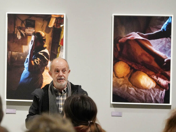 El fotógrafo José Manuel Navia, durante la inauguración de la exposición ‘Alma Tierra’ en La Alhóndiga. / MIGUEL ÁNGEL FERNÁNDEZ