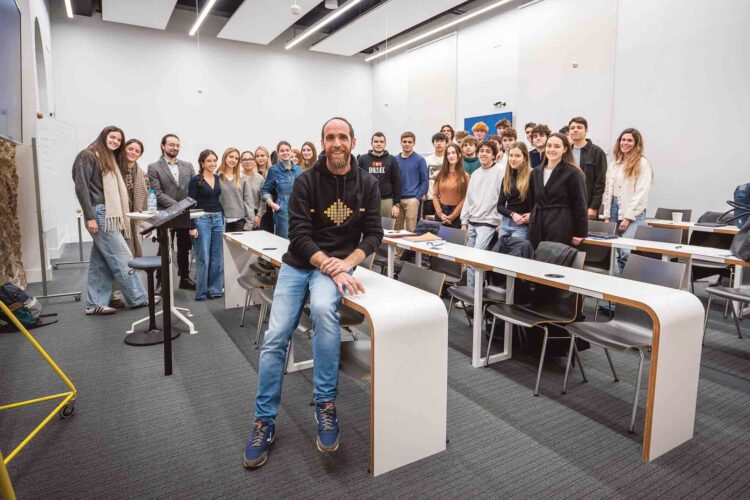 Eduardo Sáenz de Cabezón es uno de los nombres más destacados en el ámbito matemático en España, reconocido por su labor como divulgador científico en medios de comunicación y redes sociales. / Roberto Arribas