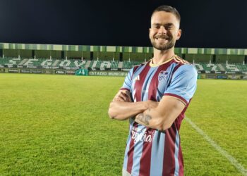 Josh Farrell posa como nuevo jugador de la Segoviana.// JUAN MARTÍN-G. SEGOVIANA