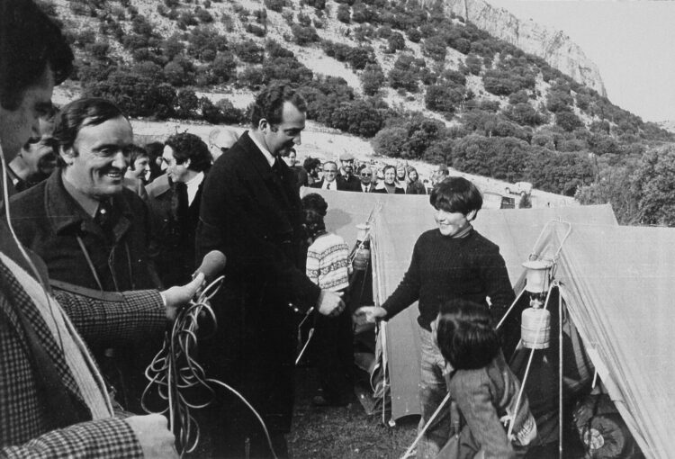 Félix Rodríguez de la fuente y el Rey emérito durante la inauguración. / Barahona