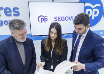 El secretario general del PP de Castilla y León y vicepresidente primero de las Cortes, Francisco Vázquez, y los procuradores del PP de Segovia, Elena Rincón y Javier Carpio. / NACHO VALVERDE - ICAL