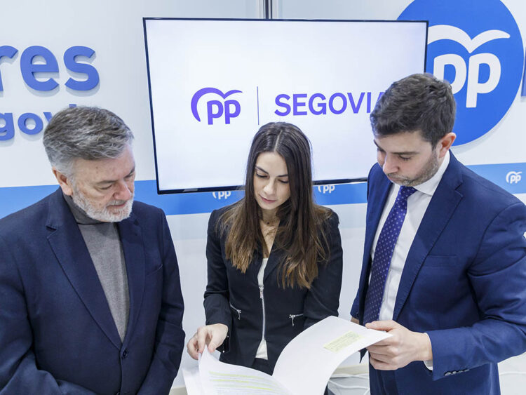 El secretario general del PP de Castilla y León y vicepresidente primero de las Cortes, Francisco Vázquez, y los procuradores del PP de Segovia, Elena Rincón y Javier Carpio. / NACHO VALVERDE - ICAL