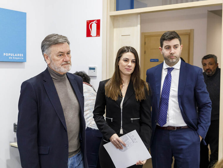 El secretario general del PP de Castilla y León y vicepresidente primero de las Cortes, Francisco Vázquez, y los procuradores del PP de Segovia, Elena Rincón y Javier Carpio. / NACHO VALVERDE - ICAL