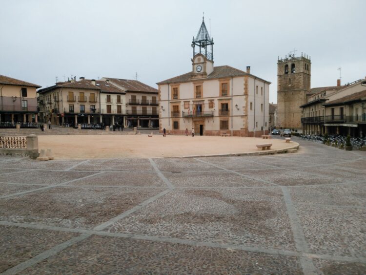 Foto de archivo. Plaza y Ayuntamiento de Riaza / E.A.