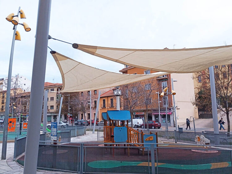 La plaza de Somorrostro contará con toldos para facilitar zonas de sombra 1 Toldos instalados en la plaza de Somorrostro. / AYUNTAMIENTO DE SEGOVIA