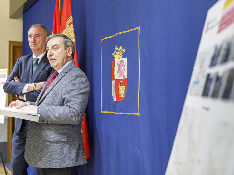 El consejero de Movilidad, José Luis Sanz Merino, presenta los proyectos, junto al alcalde de Segovia, José Mazarías. / NACHO VALVERDE - ICAL