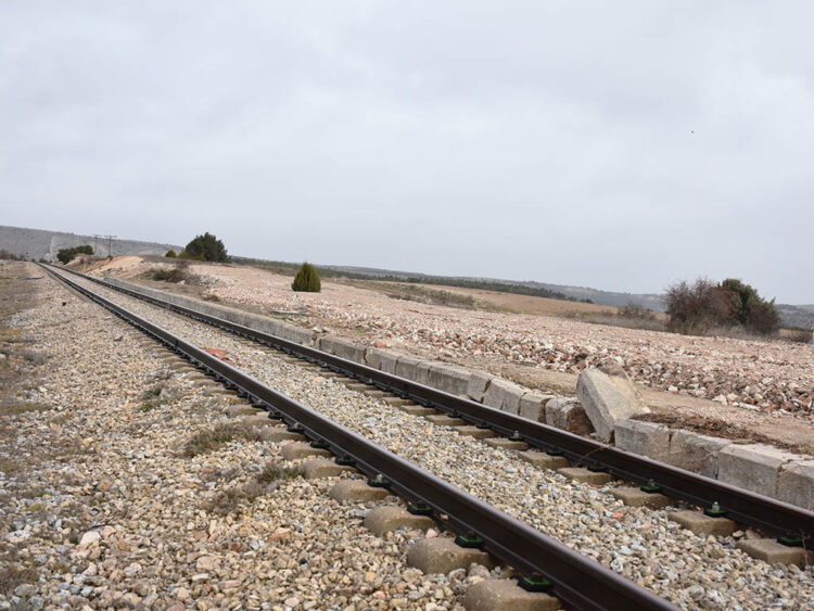 Escombros apisonados tras la demolición de la estación de tren de Maderuelo. / A.M.
