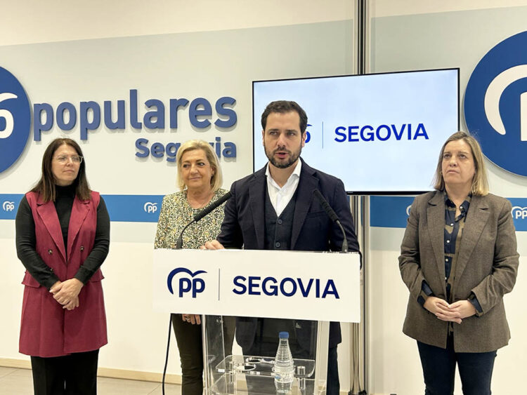 El PP se muestra a favor de subir las pensiones y mantener la bonificación en el transporte 1 María Cuesta, Paloma Sanz, Pablo Pérez y María Angeles García.