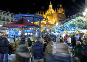 Puestos navideños instalados en la plaza Mayor de Segovia. / MIGUEL ÁNGEL FERNÁNDEZ