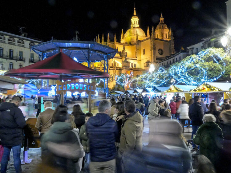 El 83% de los comerciantes entre la plaza Mayor y San Martín vendieron igual o más durante estas navidades 1 Puestos navideños instalados en la plaza Mayor de Segovia. / MIGUEL ÁNGEL FERNÁNDEZ