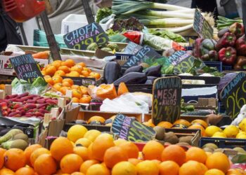 Puesto de fruta de uno de los mercado de la ciudad.