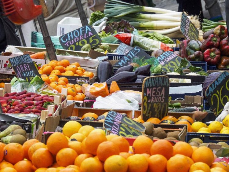 Puesto de fruta de uno de los mercado de la ciudad.