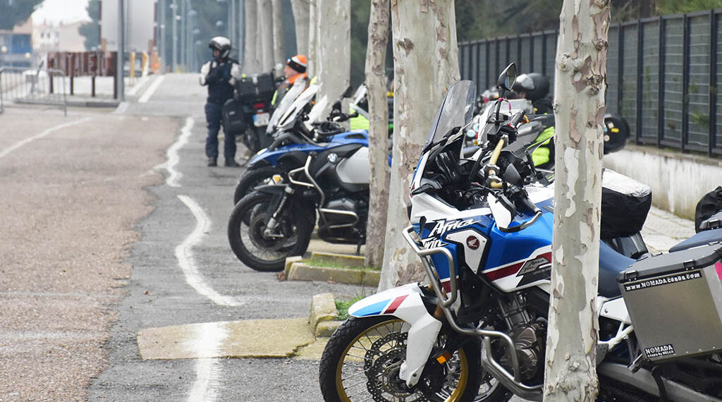 Llegada de las primeras motos a 'La Leyenda' de Cantalejo. / A.M.