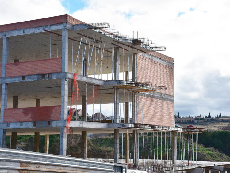 Estado actual de las obras del instituto del barrio de San Lorenzo. / A.M.