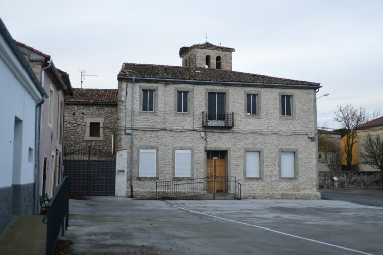 El Ayuntamiento de Perosillo aprueba un presupuesto de 74.950 euros para 2025 1 Vista de la Casa Consistorial / E.A.