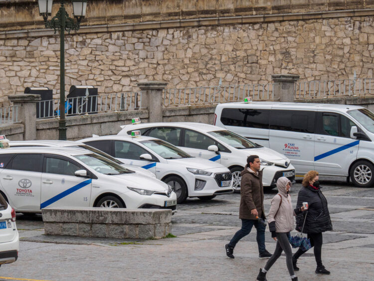 El Ayuntamiento defiende el incremento de licencias de taxi 1 Parada de taxis en la Plaza de Artillería. Foto: Kamarero