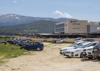 Terrenos empleados como aparcamiento junto a la estación de AVE de Segovia. / KAMARERO