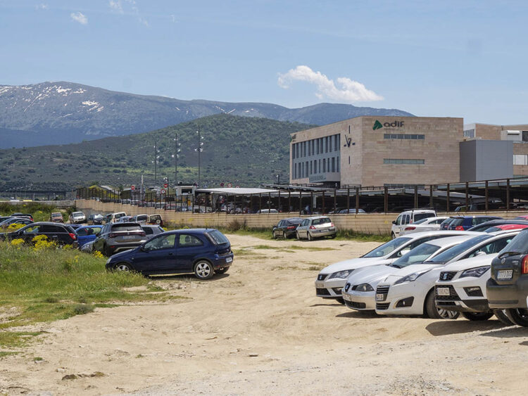 El acondicionamiento del aparcamiento provisional de la estación de AVE se llevará a cabo "lo antes posible" 1 Terrenos empleados como aparcamiento junto a la estación de AVE de Segovia. / KAMARERO