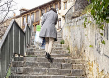 Una mujer, subiendo por las escaleras de acceso al Paseo del Salón. / KAMARERO